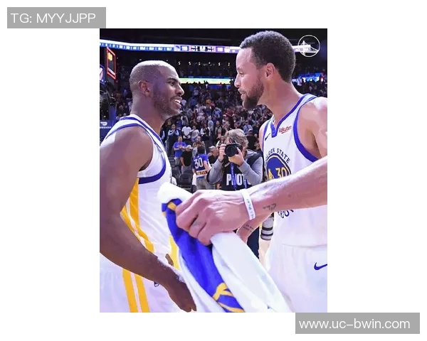 库里分享11张圣诞大战回忆照克莱一哥保罗同框老詹三度现身引热议